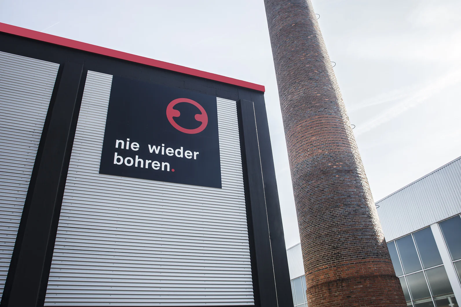 Detail Unternehmensgebäude tesa nie wieder bohren GmbH