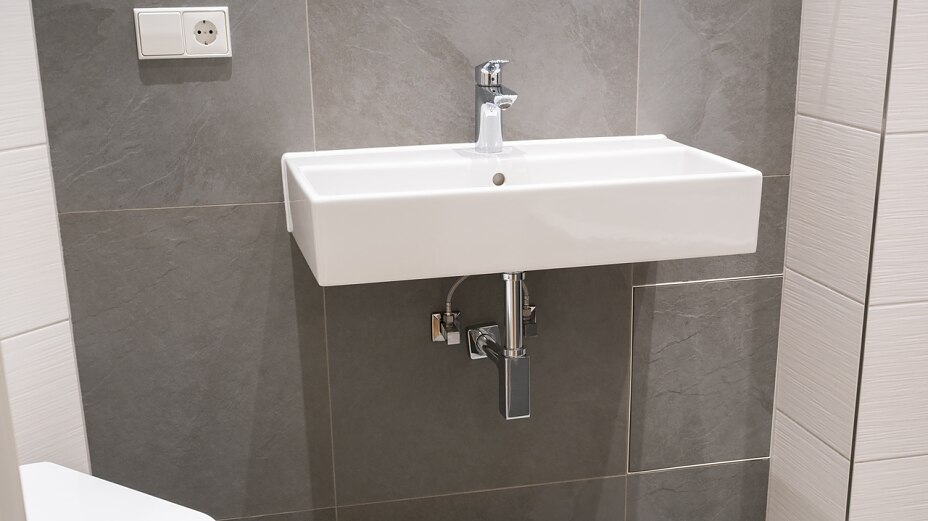 weißes, eckiges waschbecken in einem neuen bad