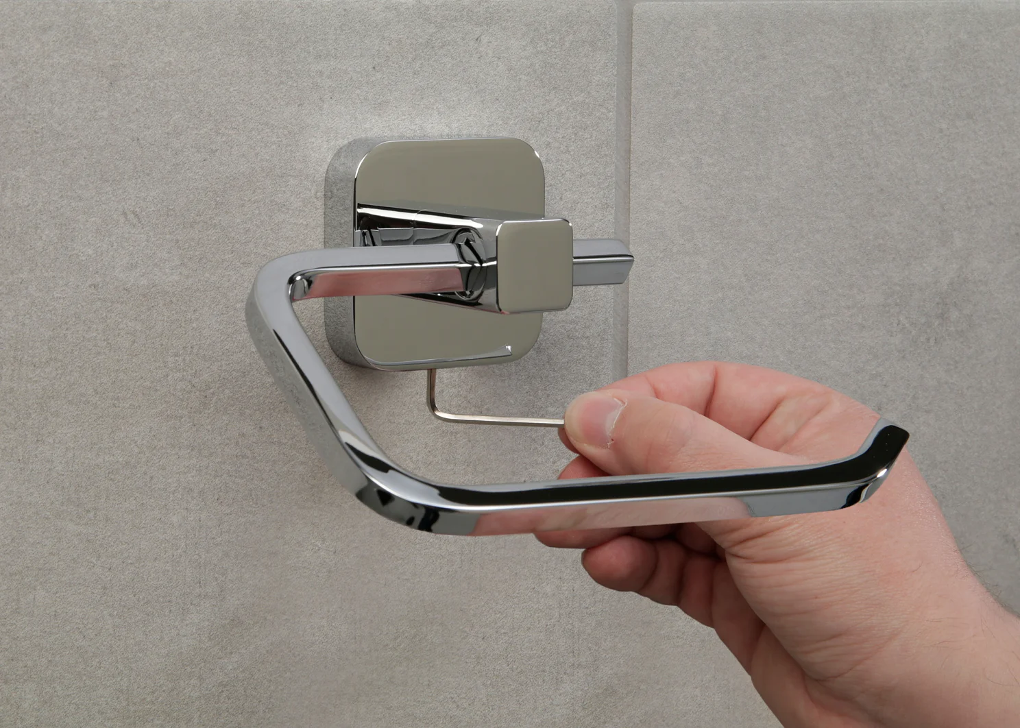Das Accessoire kann ggf. mit dem beiliegenden Innensechskantschlüssel nachgezogen werden.