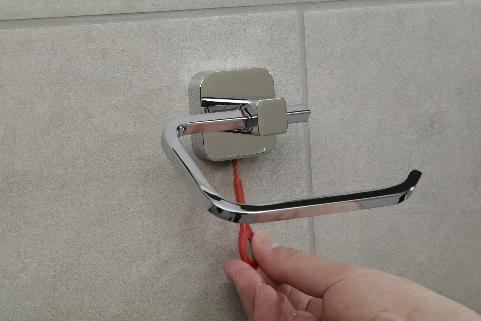 Setzen Sie das gewünschte Accessoire auf den Adapter und fixieren Sie die Madenschraube mit Hilfe des beiliegenden Multitools.