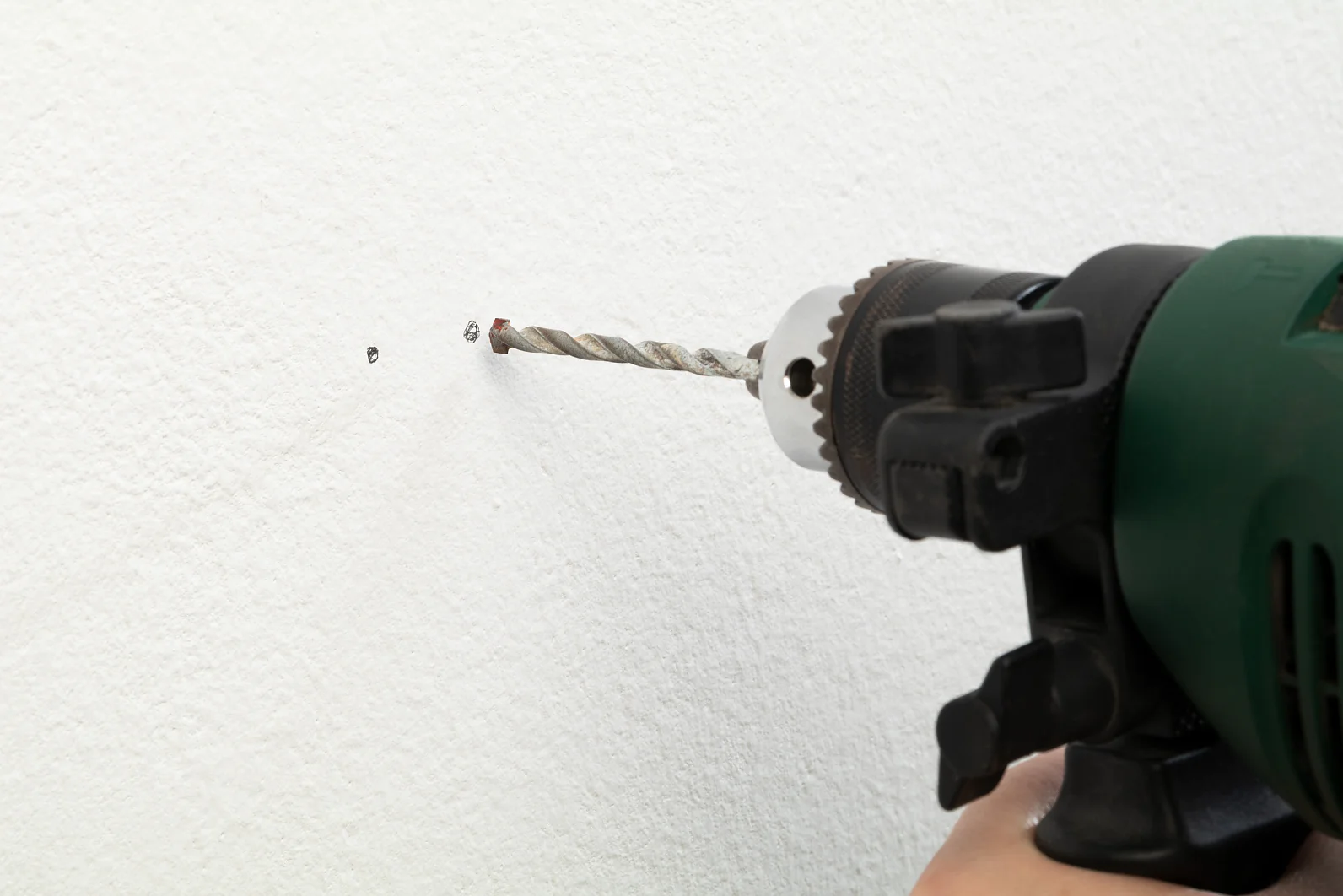 Bohren Sie an den markierten Stellen je ein Loch. Verwenden Sie einen Bohrer mit einer Nennweite von 6 mm.