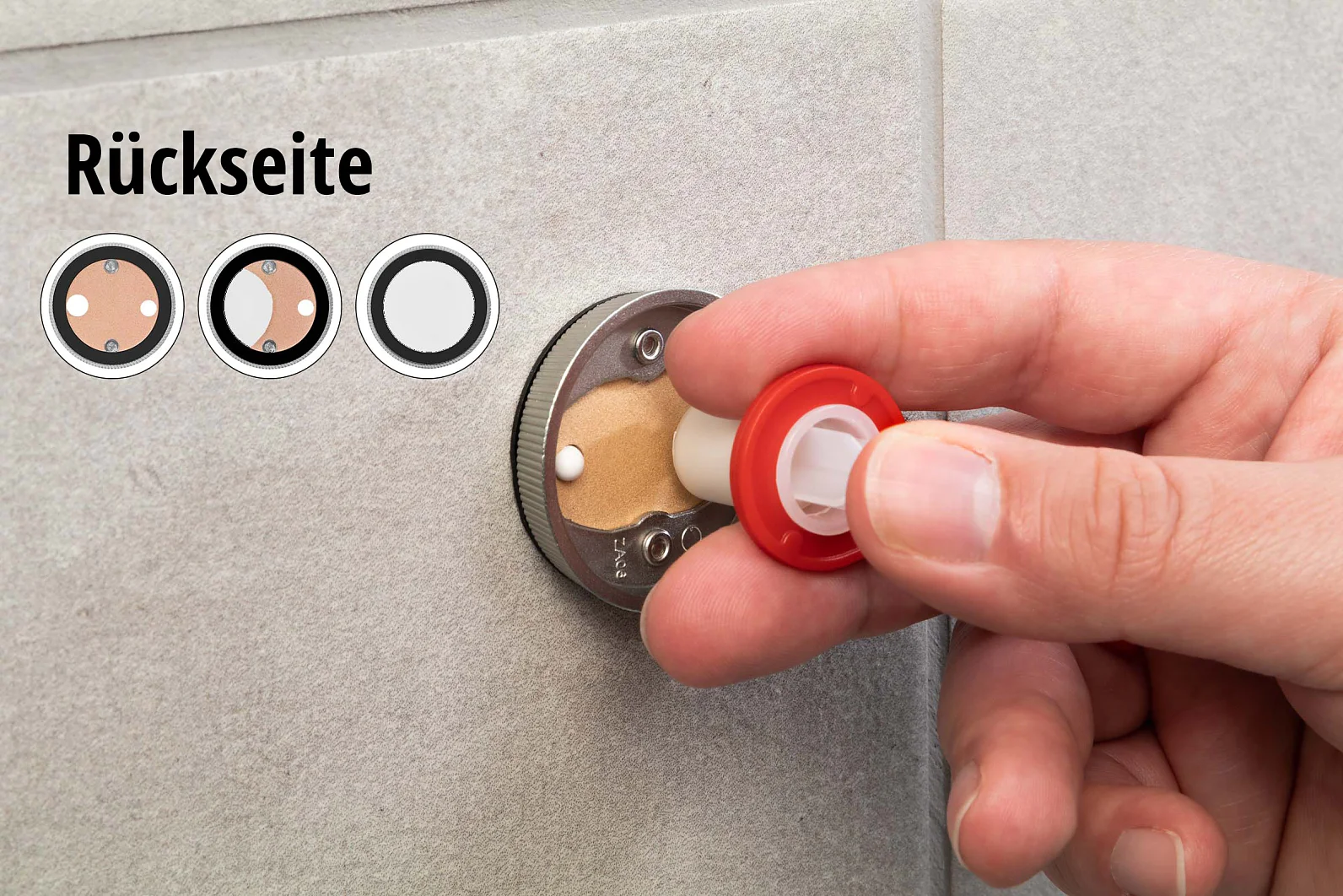 Platzieren Sie die Spitze des Applikators in das große Einfüllloch. Drücken Sie den Kolben langsam nach unten, um den Adapter zu befüllen. Sobald Klebstoff aus dem kleinen Kontrollloch tritt, ist der Befüllvorgang zu Ende. Das Multitool sorgt beim Befüllen für einen sicheren Halt des Klebstoff-Applikators.