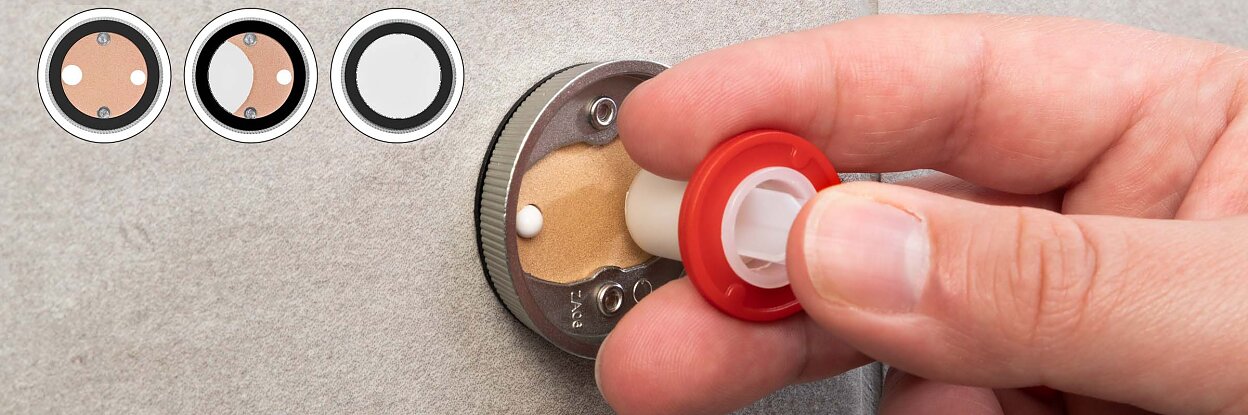 Platzieren Sie die Spitze des Applikators in das große Einfüllloch. Drücken Sie den Kolben langsam nach unten, um den Adapter zu befüllen. Sobald Klebstoff aus dem kleinen Kontrollloch tritt, ist der Befüllvorgang zu Ende. Das Multitool sorgt beim Befüllen für einen sicheren Halt des Klebstoff-Applikators.