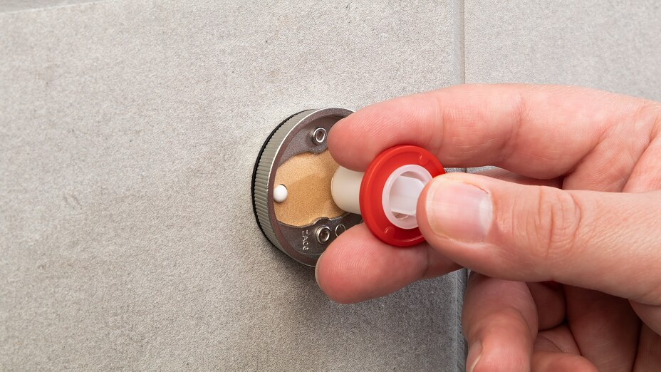 Der Klebstoff wird mithilfe des Klebstoffapplikators in den Adapter eingefüllt.