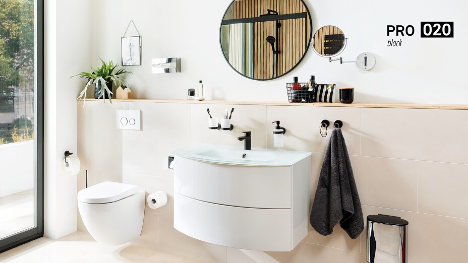 Ein Muster Badezimmer ausgestattet mit der tesa nie wieder bohren Pro 020 Black Serie.